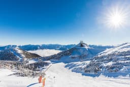 Panorama von verschneiten Bergen bei Sonnenschein
